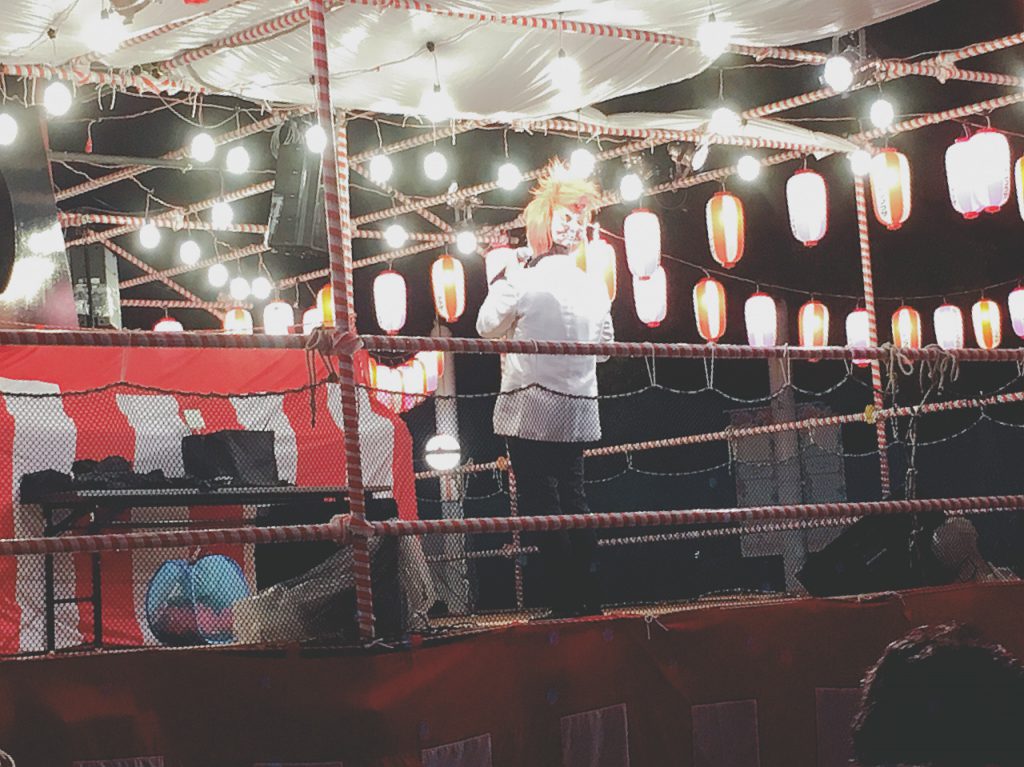 19:00〜20:00はパフォーマンスタイム