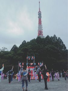 東京タワーの麓で「東京タワー」を踊る